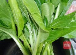 滑蛋虾仁配白灼菜芯的做法图解2