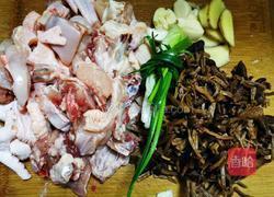 茶树菇焖鸡的做法图解2