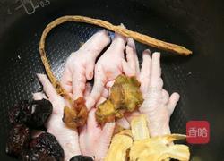 药膳凤爪的做法图解1