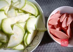 火腿肠炒西葫芦的做法图解1