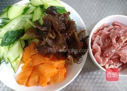 猪肉炒杂蔬的做法图解1
