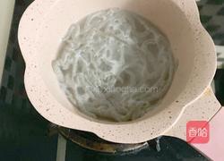 8个月加宝宝辅食：鸡肉黑芝麻酱面线的做法图解6