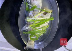 （粤式）清蒸鲈鱼的做法图解3