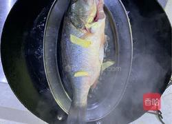 （粤式）清蒸鲈鱼的做法图解2