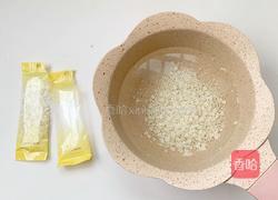 8个月以上宝宝辅食:茄汁小花粒粒面的做法图解3