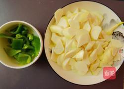 青椒炒茭白的做法图解1