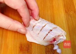 只用葱姜蒜,就可以做出烧烤味的蒜蓉鸡翅的做法图解2