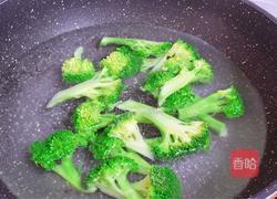 西兰花炒香菇的做法图解3