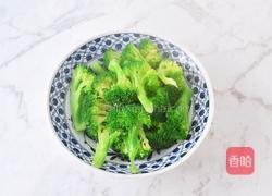 西兰花炒香菇的做法图解4