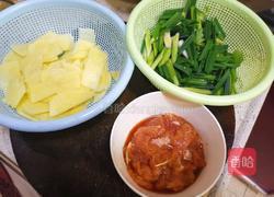 蒜苗土豆炒肉片的做法图解2