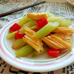 芹菜炒腐竹的做法[图]