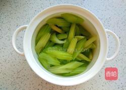 芹菜炒腐竹的做法图解1