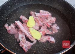 猪骨菌菇汤的做法图解2