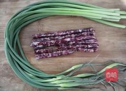 蒜苗炒腊肠的做法图解1