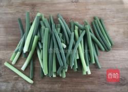 蒜苗炒腊肠的做法图解3