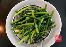 蒜苗炒腊肠的做法图解6