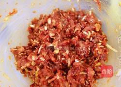 茼蒿梗蘑菇猪肉馅饺子的做法图解2