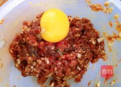 茼蒿梗蘑菇猪肉馅饺子的做法图解3