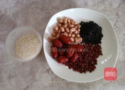 红豆花生黑米粥的做法图解1