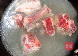 酸菜炖大骨的做法图解2