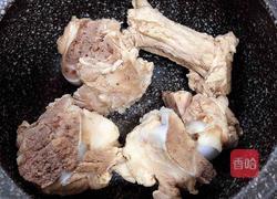 酸菜炖大骨的做法图解4