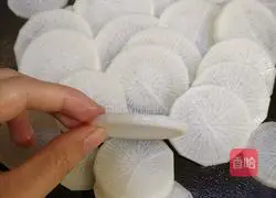 Illustration of how to make radish, enoki mushroom and shrimp stew 2