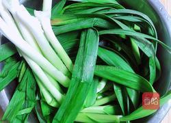 豆豉蒜苗炒腊肠的做法图解1