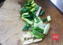 绿豆芽粉条蒜苗炒鸡蛋的做法图解1