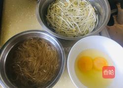绿豆芽粉条蒜苗炒鸡蛋的做法图解2