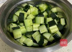 黄瓜炒鸡丁的做法图解2