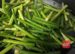 蒜苗炒腊肠的做法图解3