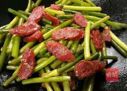 蒜苗炒腊肠的做法图解7
