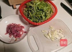 芹菜炒肉的做法图解1
