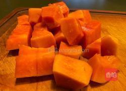 桃胶炖木瓜的做法图解1