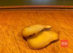 桃胶炖木瓜的做法图解2