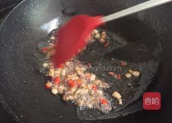 酸菜肉丁的做法图解2