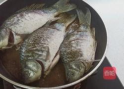 焖洞庭湖野生鲫鱼的做法图解2