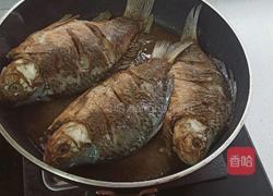 焖洞庭湖野生鲫鱼的做法图解3