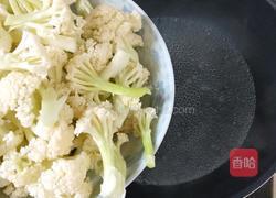 猪肉炒菜花的做法图解3