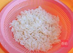 香肠鸡蛋炒面的做法图解3