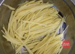 Illustration of how to make fried shredded pork with potatoes 3