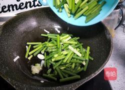 蒜苔炒熟肉的做法图解2
