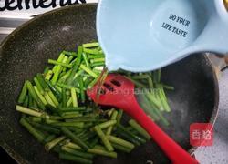 蒜苔炒熟肉的做法图解5