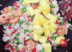 菠萝虾仁炒饭的做法图解13