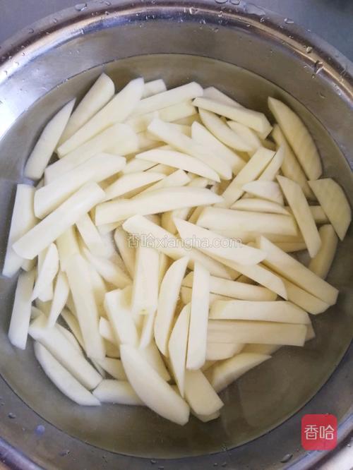 土豆去皮切成0.5㎝厚条，多加一点盐，清水泡1个小时左右。