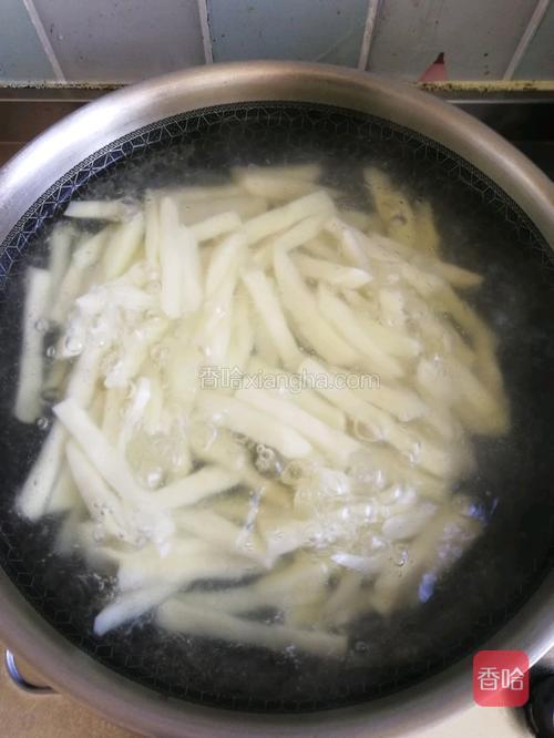 锅中加冷水煮沸，放入去除淀粉的土豆条，大约煮3分钟左右，7-8成熟就可以。