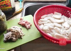 咸菜肉丝蘑菇年糕汤的做法图解2