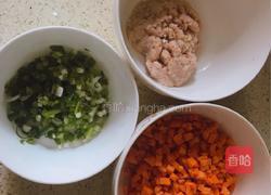 胡萝卜鸡肉葱花包的做法图解1