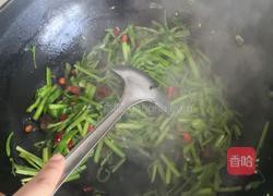 芹菜炒肉的做法图解3