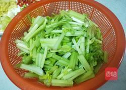 芹菜炒银耳的做法图解2